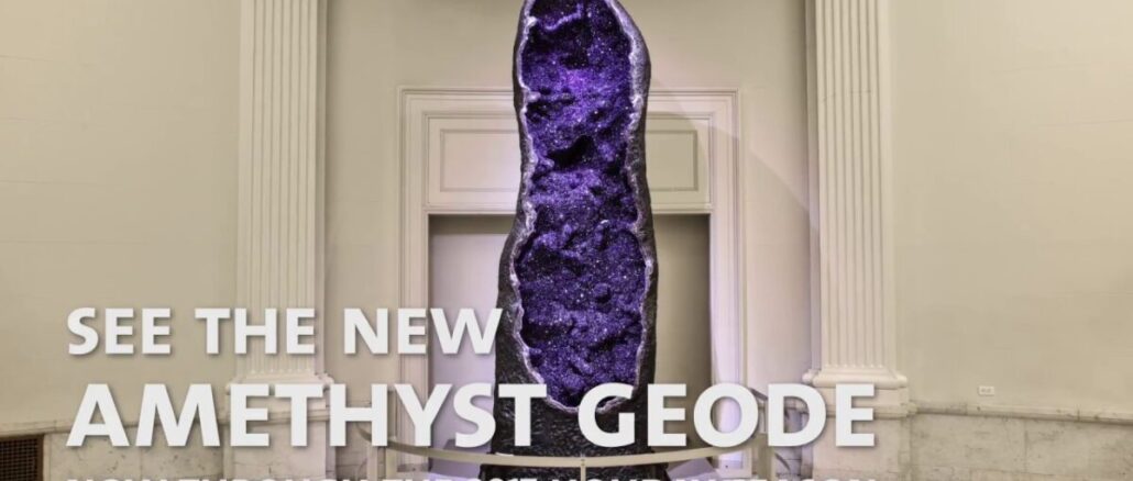 Ein großes Amethyst-Geode in einer Ausstellungshalle mit einem Werbebanner für die neue Attraktion während der Feiertage 2017.