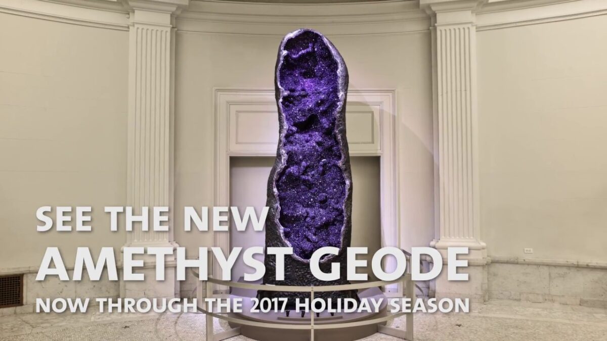 Ein großes Amethyst-Geode in einer Ausstellungshalle mit einem Werbebanner für die neue Attraktion während der Feiertage 2017.